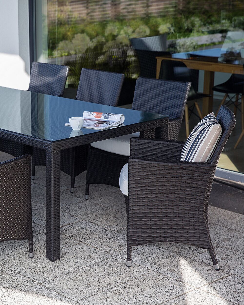 Set di 2 sedie da pranzo da giardino cuscini bianchi in finto rattan marrone
