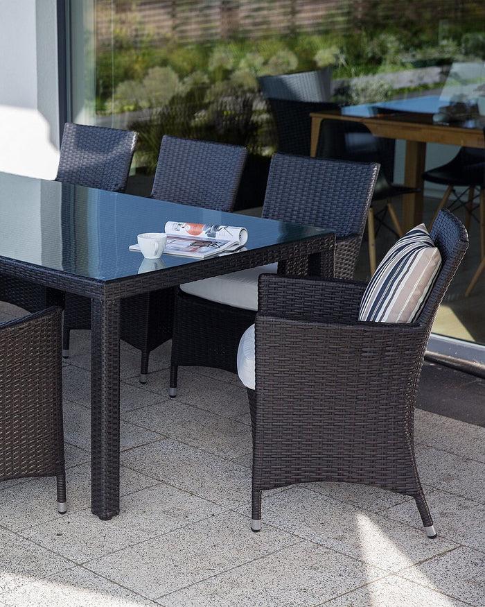 Set di 2 sedie da pranzo da giardino cuscini bianchi in finto rattan marrone