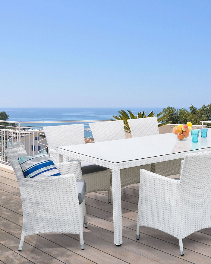 Set di 2 sedie da pranzo da giardino bianche con cuscino in finto rattan grigio. per esterni