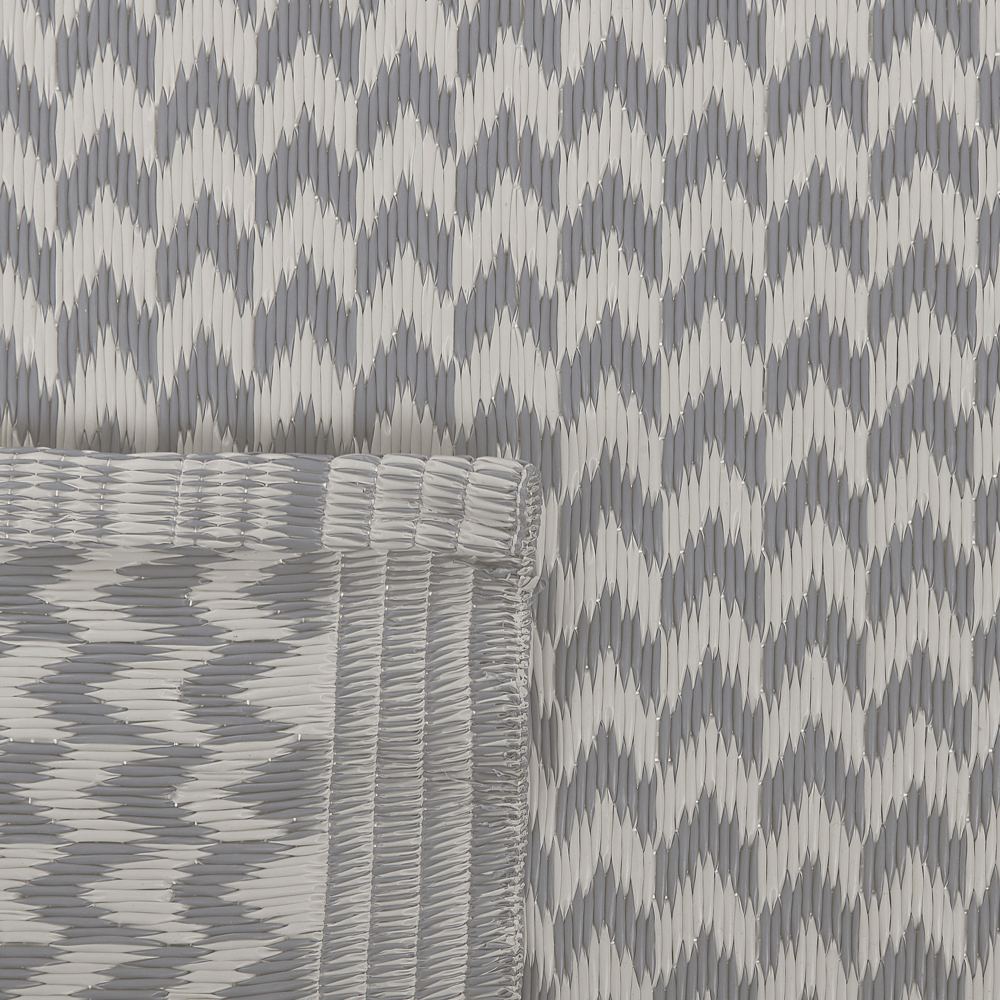 Tappeto per esterni Grigio Materiali sintetici Rettangolare 60 x 90 cm Motivo Chevron Accessori per balconi