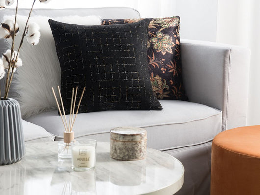 Set di 2 cuscini decorativi motivo a rete quadrata nera 45 x 45 cm accessori di arredamento moderno e minimalista geometrico