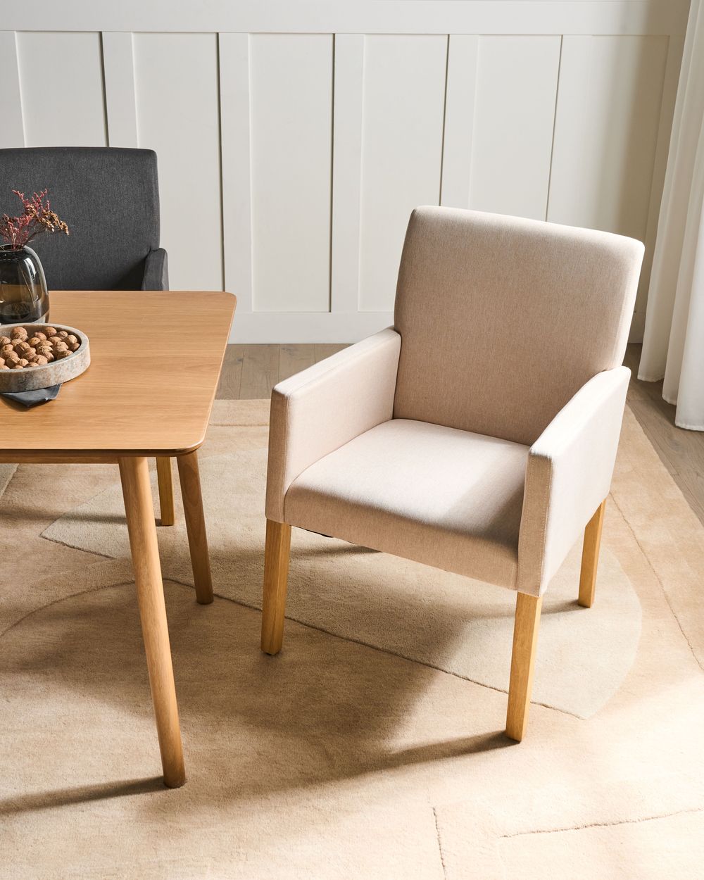 Sedia da pranzo Rivestimento in tessuto beige Gambe in legno Seduta elegante con braccioli