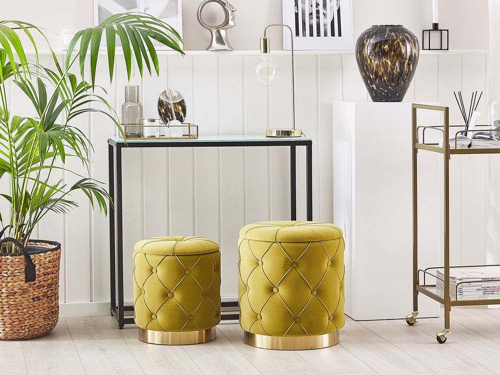 Set di pouf portaoggetti in velluto di poliestere senape con bottoni imbottiti con base dorata design retrò