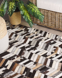 Tappeto tappetino in Pelle di Vacchetta Marrone e Bianca 140 x 200 cm Motivo a Spina di Pesce Patchwork