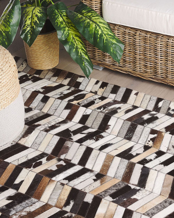 Tappeto tappetino in Pelle di Vacchetta Marrone e Bianca 140 x 200 cm Motivo a Spina di Pesce Patchwork