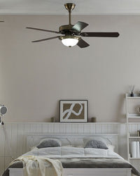 Ventilatore da soffitto tradizionale con telecomando a 5 pale in metallo color dorato chiaro e legno scuro