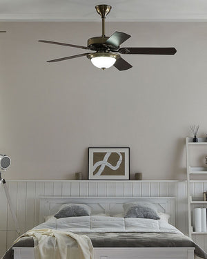 Ventilatore da soffitto tradizionale con telecomando a 5 pale in metallo color dorato chiaro e legno scuro