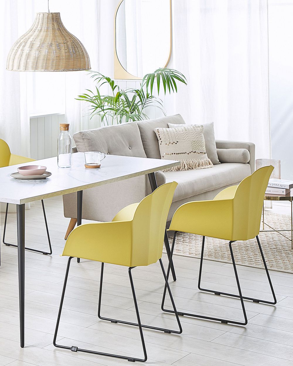 Set di 2 sedie da pranzo gialle in materiale sintetico gambe in metallo Nero formate sul retro del soggiorno moderno