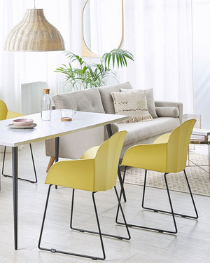 Set di 2 sedie da pranzo gialle in materiale sintetico gambe in metallo Nero formate sul retro del soggiorno moderno