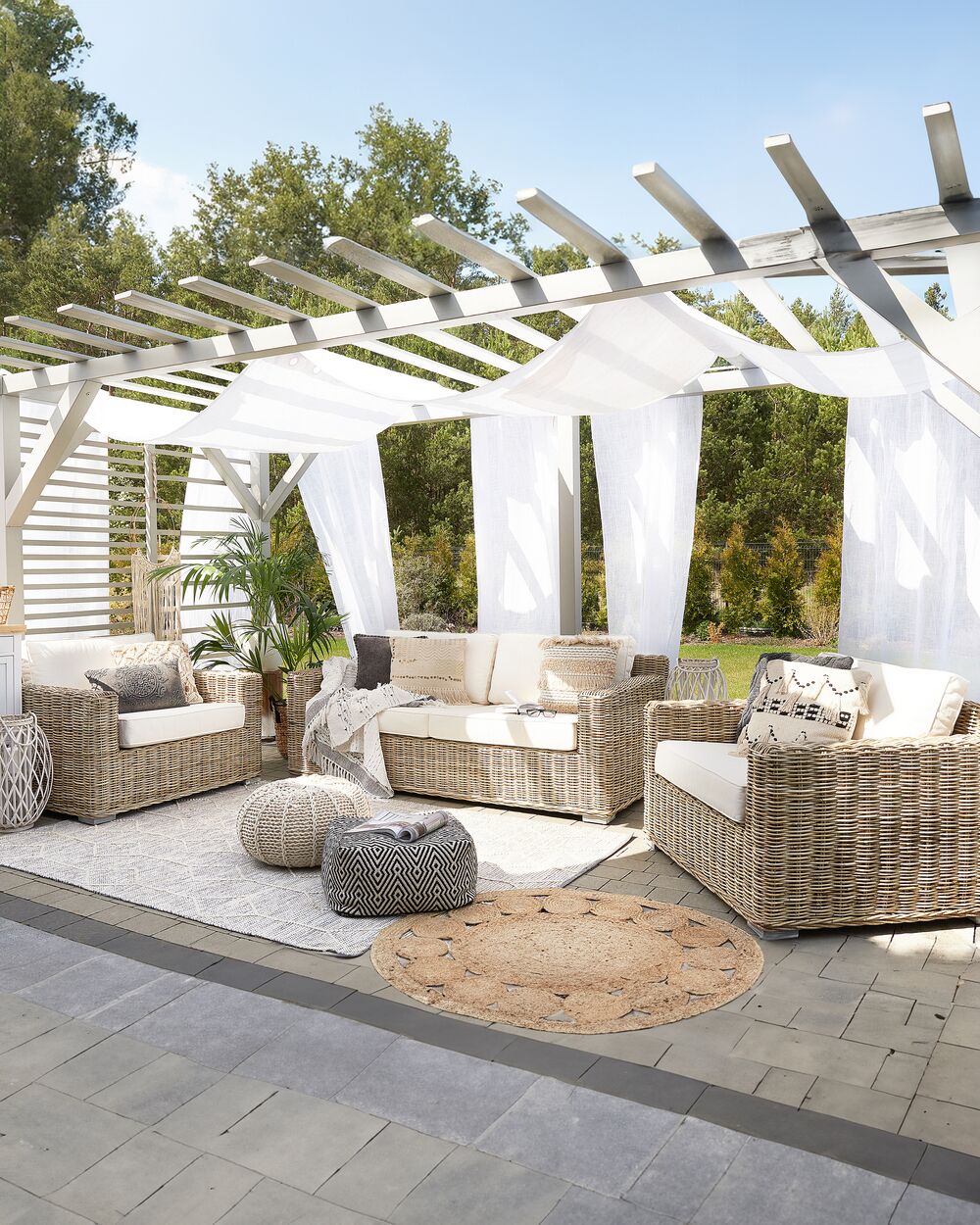 Set di 2 poltrone da giardino in vimini rattan marrone chiaro Set 2 sedie da esterno con cuscini bianchi
