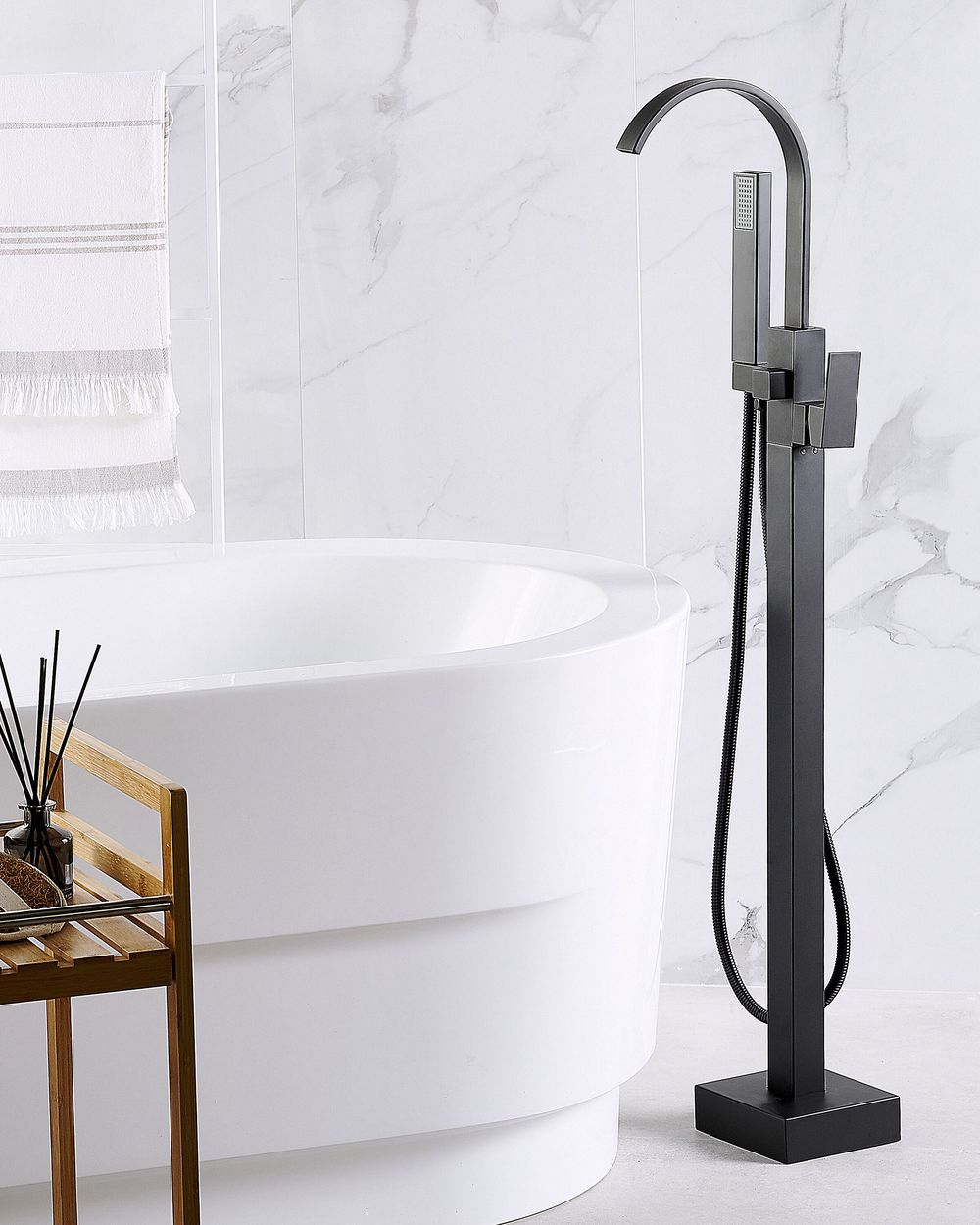 Rubinetto per vasca da bagno Rubinetto per vasca freestanding in ottone Nero opaco con doccetta a pavimento Design moderno