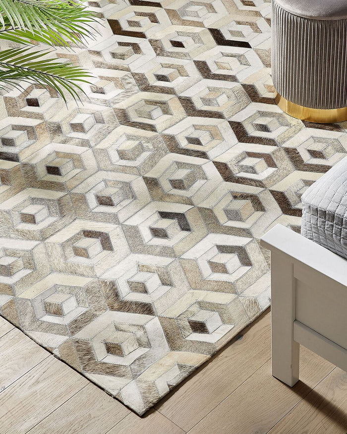 Tappeto rettangolare in pelle di vacchetta beige e marrone 140 x 200 cm Patchwork motivo geometrico retrò