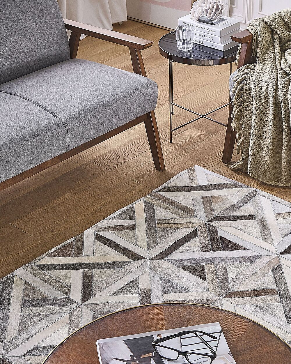 Tappeto rettangolare in pelle di vacchetta beige e marrone 140 x 200 cm Patchwork motivo geometrico retrò