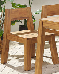 Sedia da giardino in legno massello di acacia laminato per interni ed esterni dal design rustico