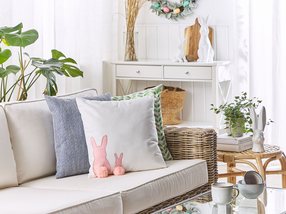 Set di 2 cuscini decorativi bianco con cotone Rosa 45 x 45 cm Coniglio Ricamo nappe Code Cuscini decorativi Soggiorno Coniglio Pasquale