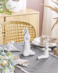 Set di 3 figure coniglietto bianco con finitura bianca in ceramica pasquale fatto a mano posa yoga decorazioni per la tavola