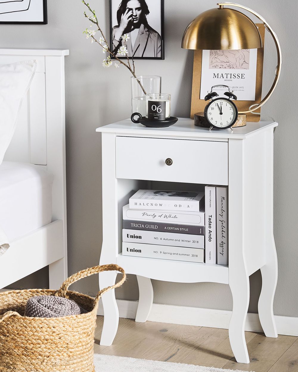 Comodino MDF bianco Scaffale per cassetti Scaffale per cassetti Curvy Gambe cabriole Manopola in metallo Design scandinavo