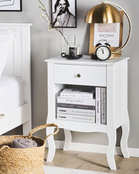 Comodino MDF bianco Scaffale per cassetti Scaffale per cassetti Curvy Gambe cabriole Manopola in metallo Design scandinavo