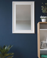 Specchio da parete pensile bianco 61 x 91 cm in materiale sintetico ispirato allo stile minimalista scandinavo