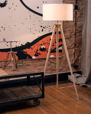 Lampada da Terra Bianca con Struttura in Legno Chiaro 140 cm Paralume in Tessuto Treppiede per Tamburo Design Moderno