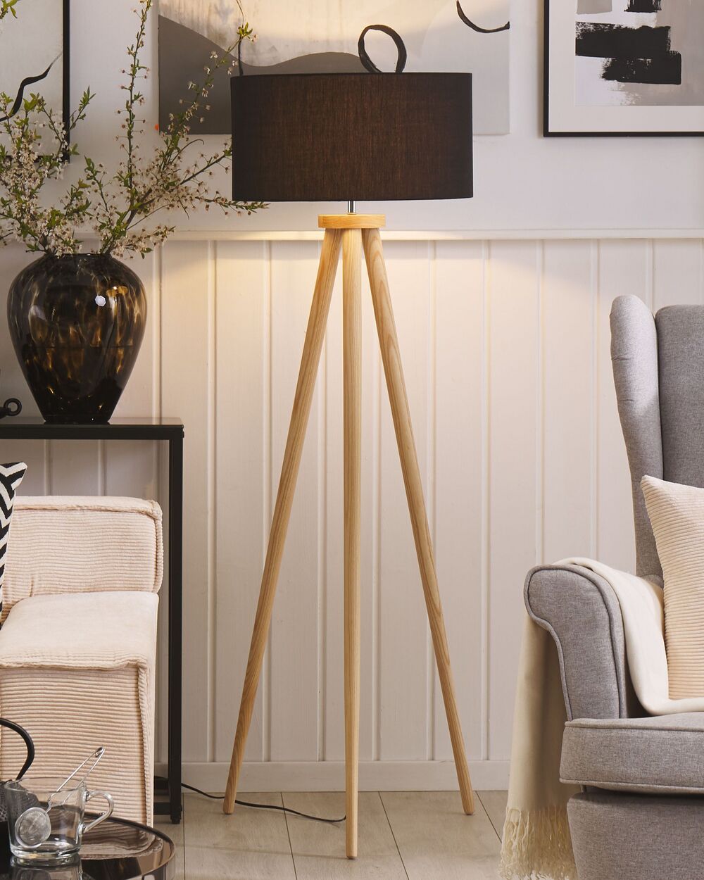Lampada da Terra Nera con Struttura in Legno Chiaro 140 cm Paralume in Tessuto Treppiede per Tamburo Design Moderno