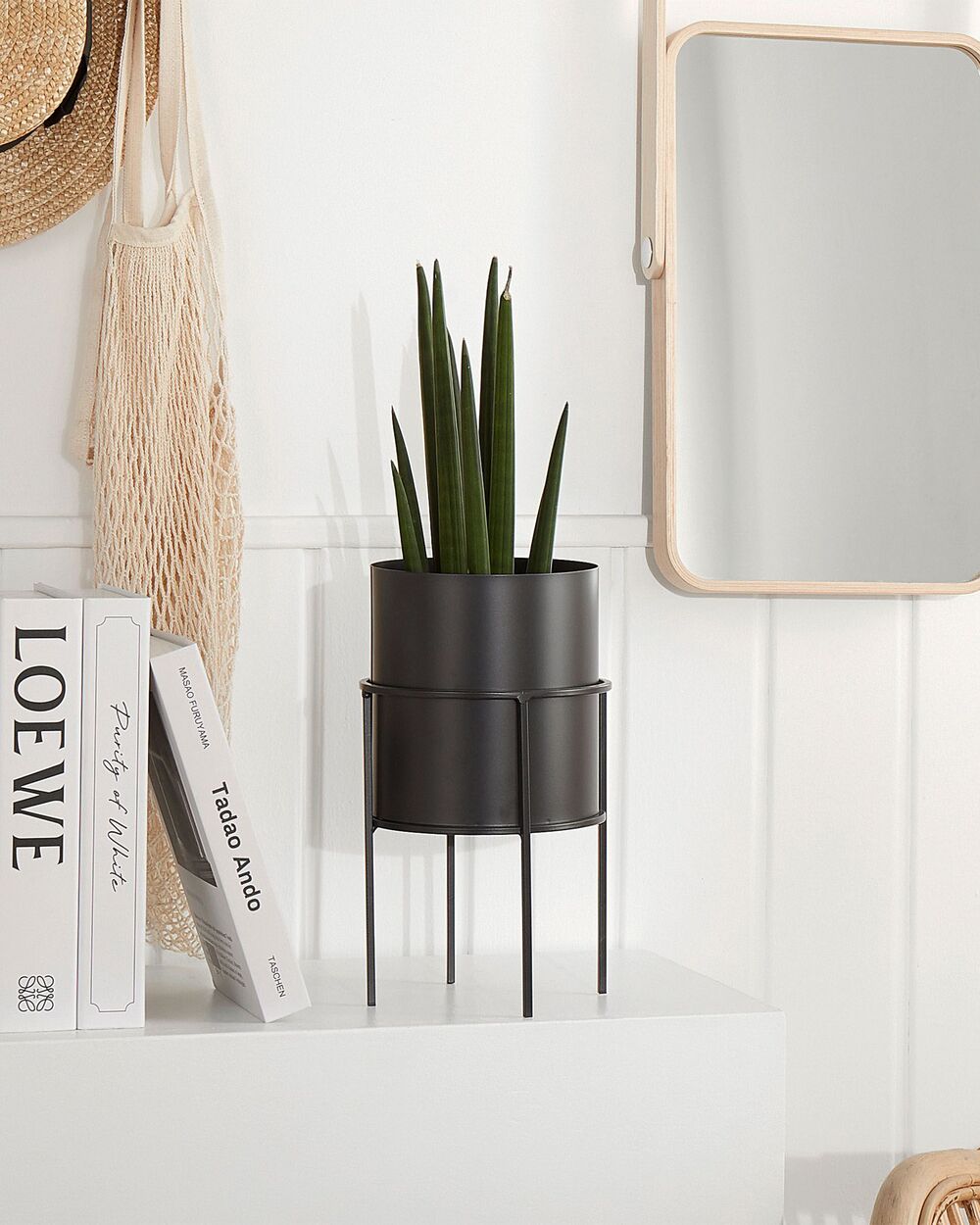 Vaso per Fiori Moderno con Piedistallo 15 x 15 x 28 cm in Metallo di colore Nero interno esterno