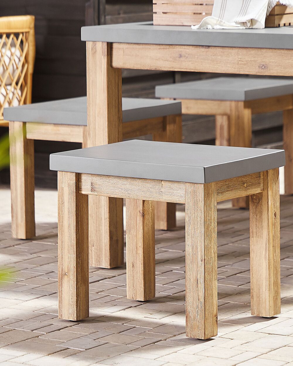 Set di 2 sgabelli da giardino per esterni sedile in fibra di cemento grigio base in legno acacia chiaro moderno sgabello industriale