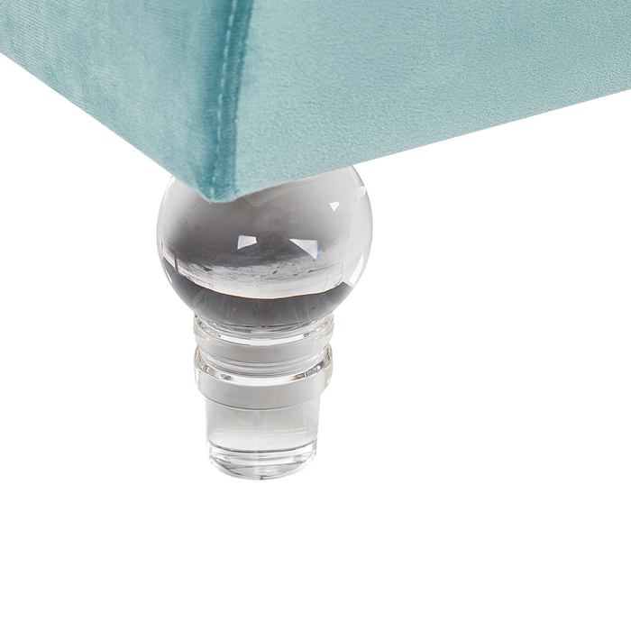 Divano di colore azzurro a 3 posti in velluto trapuntato stile Glamour ed Elegante