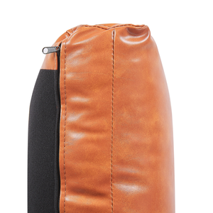 Divano in ecopelle marrone a 3 posti con sedile imbottito e gambe in metallo con schienale e cuscini