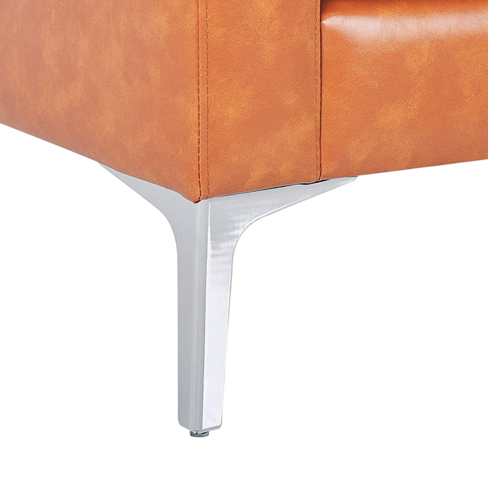 Divano in ecopelle marrone a 3 posti con sedile imbottito e gambe in metallo con schienale e cuscini