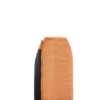 Divano in velluto arancione a 3 posti con sedile imbottito e gambe in metallo con schienale e cuscini