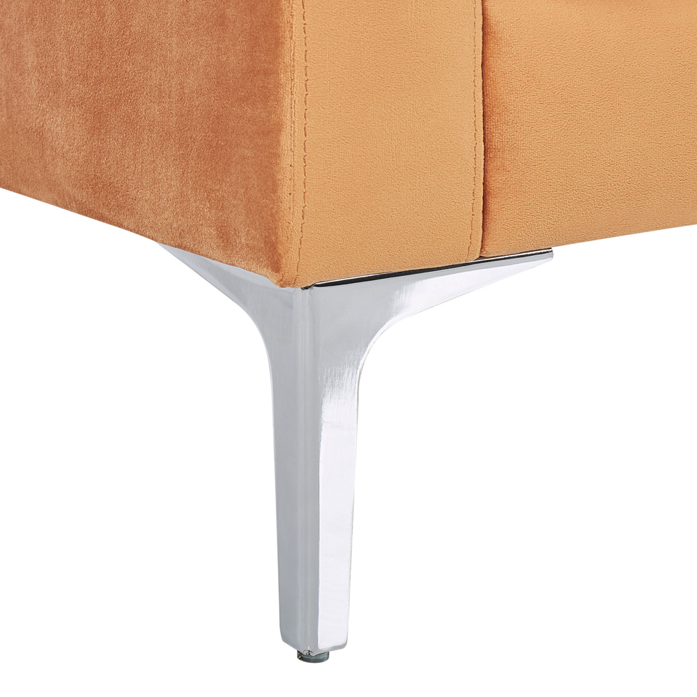 Divano in velluto arancione a 3 posti con sedile imbottito e gambe in metallo con schienale e cuscini