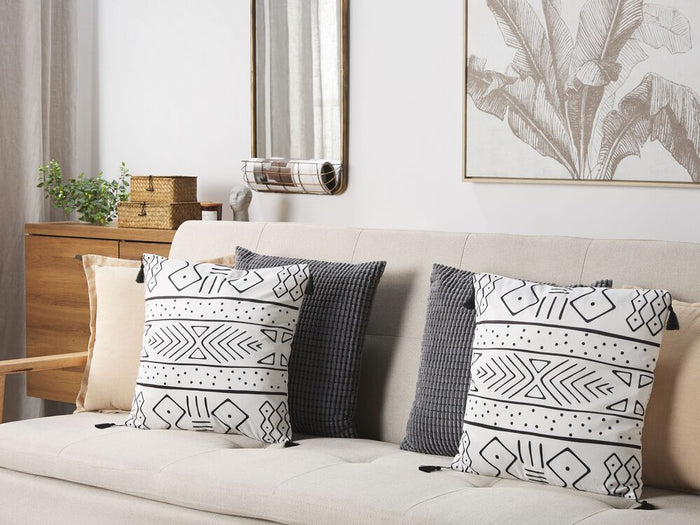 Set di 2 cuscini motivo geometrico nappe 45 x 45cm bianco e nero