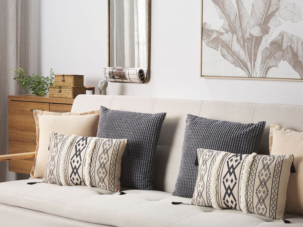 Set di 2 cuscini motivo geometrico nappe 30 x 50 cm beige e nero