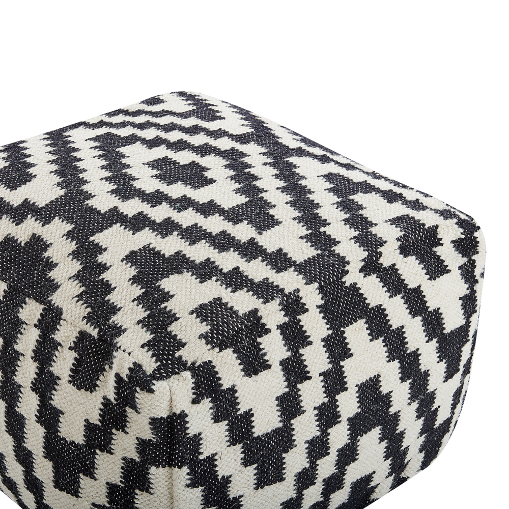 Pouf moderno in lana bianco e nero con motivo geometrico stile moderno minimalista boho