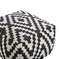 Pouf moderno in lana bianco e nero con motivo geometrico stile moderno minimalista boho