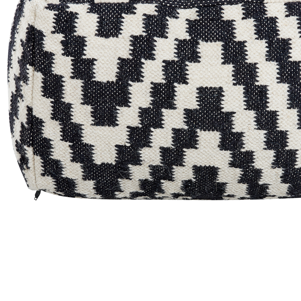 Pouf moderno in lana bianco e nero con motivo geometrico stile moderno minimalista boho