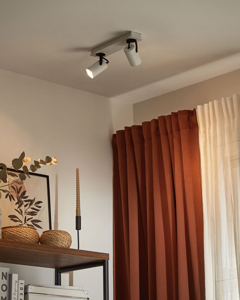 Plafoniera in metallo di colore bianco 2 fuochi paralumi funziona orientabile