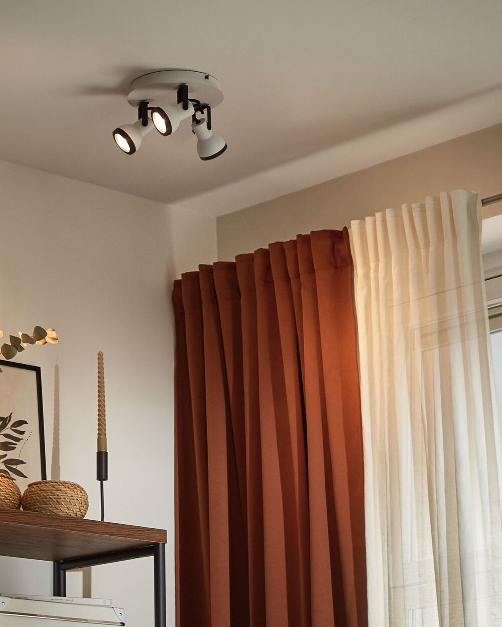 Plafoniera a 3 fuochi in metallo bianco e nero a braccio oscillante con paralume a cono faretto a binario rotondo