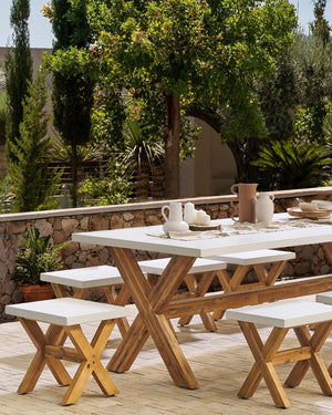 Sgabello da esterno in cemento grigio con struttura in legno stile scandinavo moderno