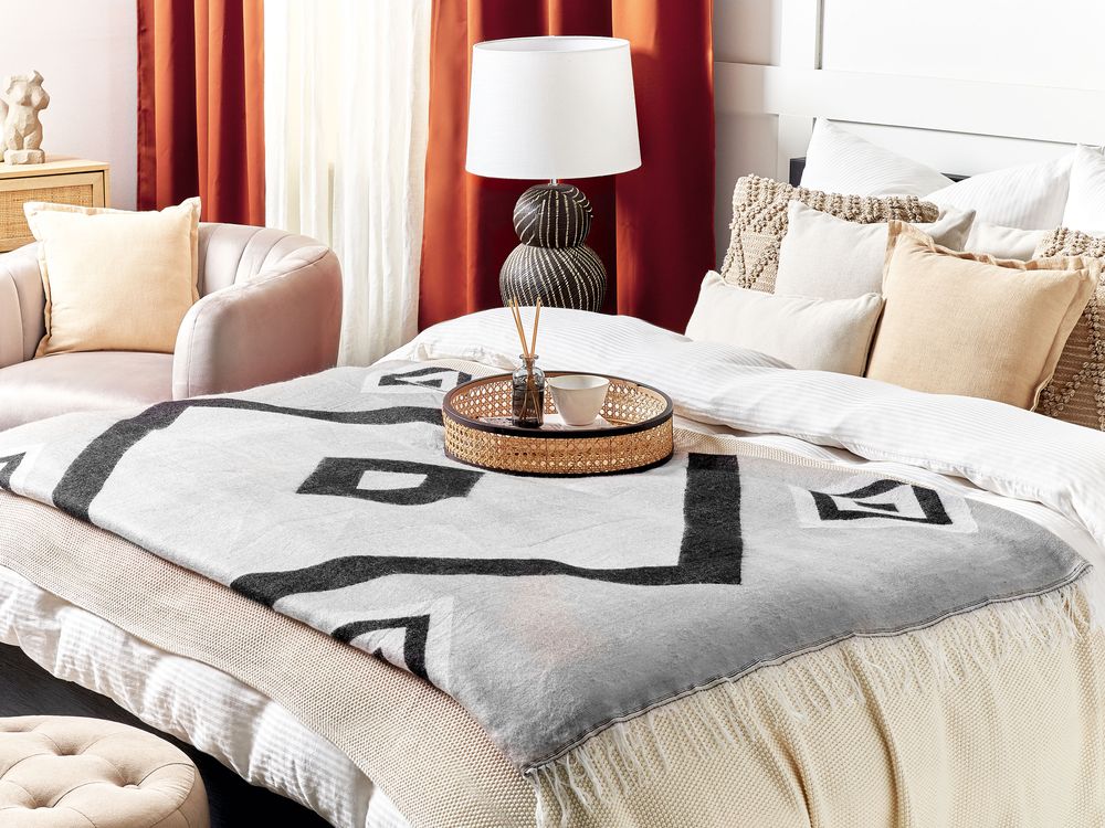 Coperta in acrilico grigio nero bianco 130 x 170 cm copriletto motivo geometrico con frange soggiorno camera da letto