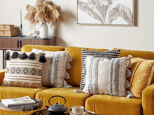 Set di 2 cuscini decorativi cotone bianco e grigio 45x45 cm con motivo a righe nappe