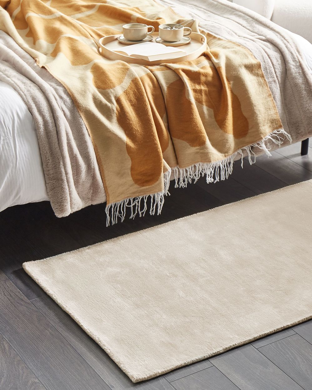 Tappeto in viscosa beige chiaro 80 x 150 cm a pelo corto capitonné moderno