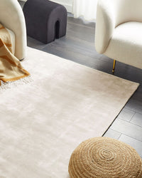 Tappeto in viscosa beige chiaro 140 x 200 cm a pelo corto capitonné moderno