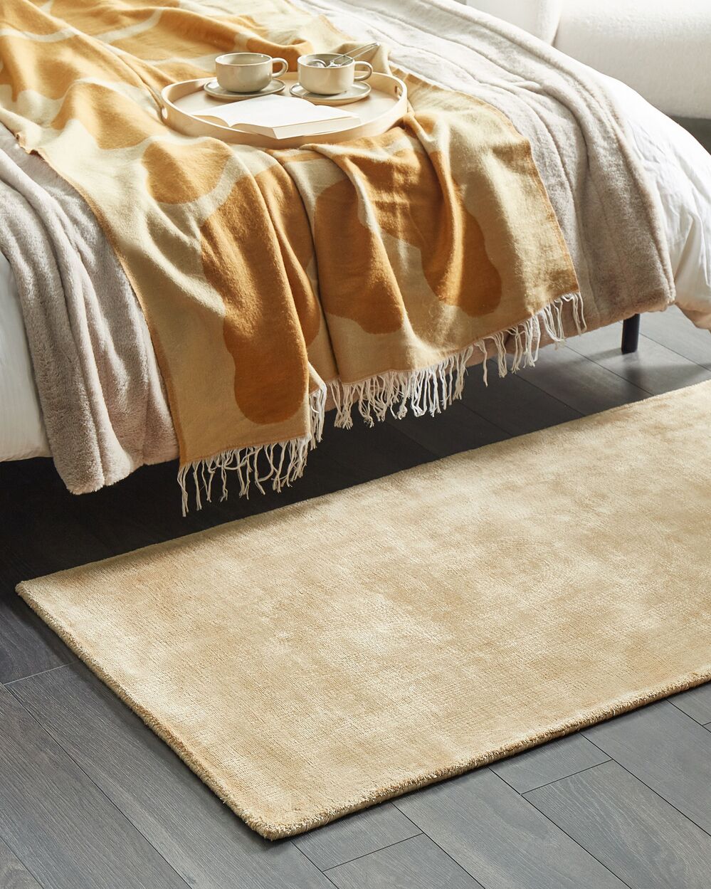 Tappeto in viscosa beige sabbia 80 x 150 cm a pelo corto capitonné moderno