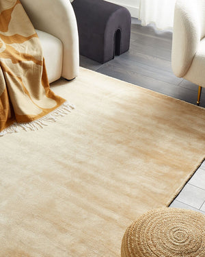 Tappeto in viscosa beige sabbia 160 x 230 cm a pelo corto capitonné moderno
