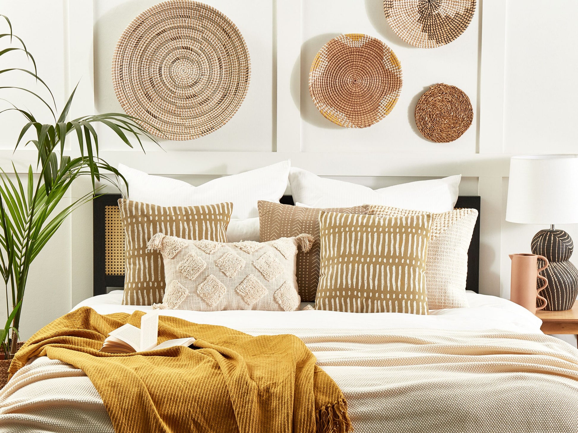 Set di 2 cuscini decorativi cotone beige e bianco 45 x 45 cm motivo geometrico a righe fatto a mano sfoderabile con imbottitura