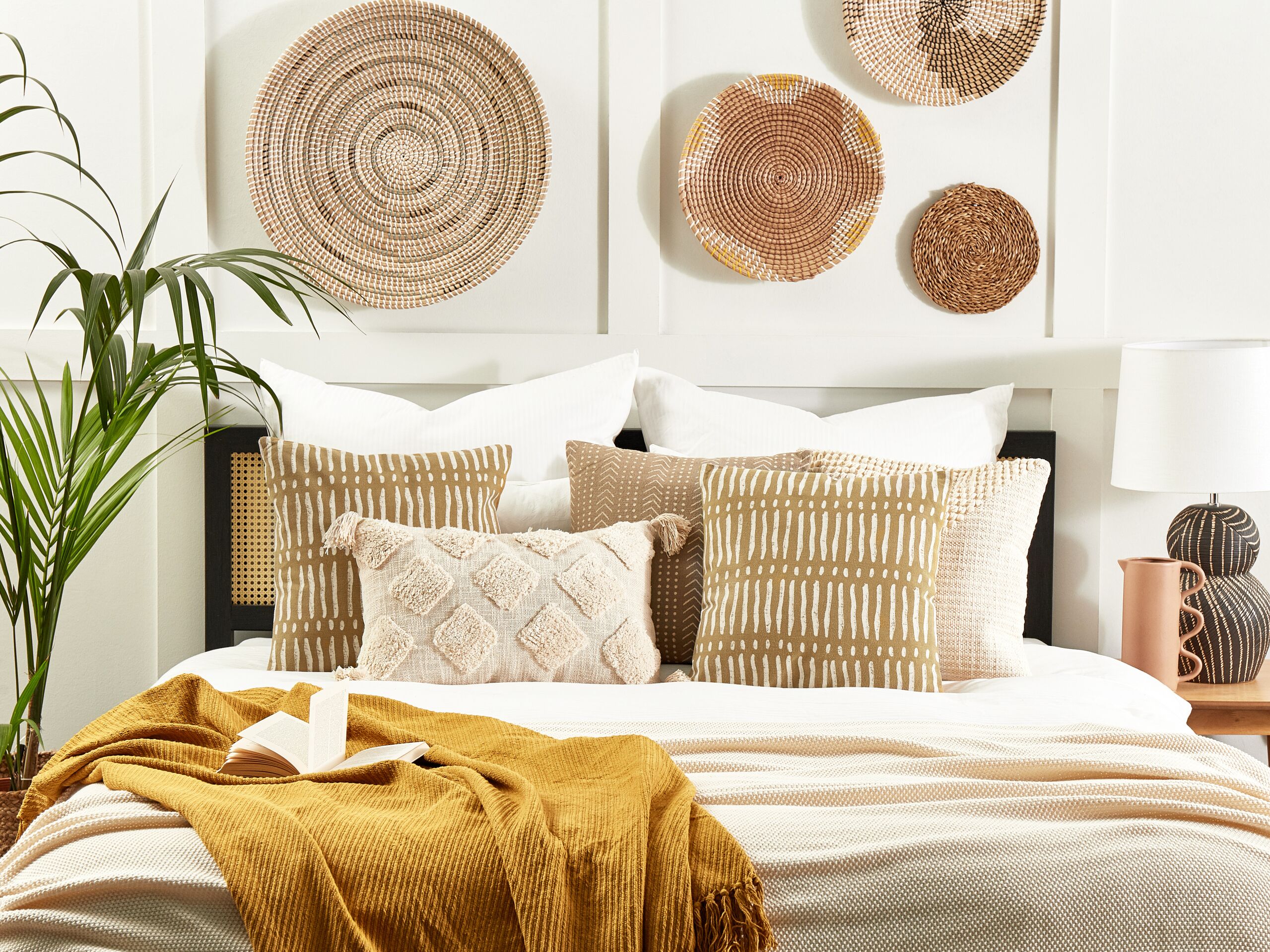 Set di 2 cuscini decorativi cotone beige e bianco 45 x 45 cm motivo geometrico a righe fatto a mano sfoderabile con imbottitura