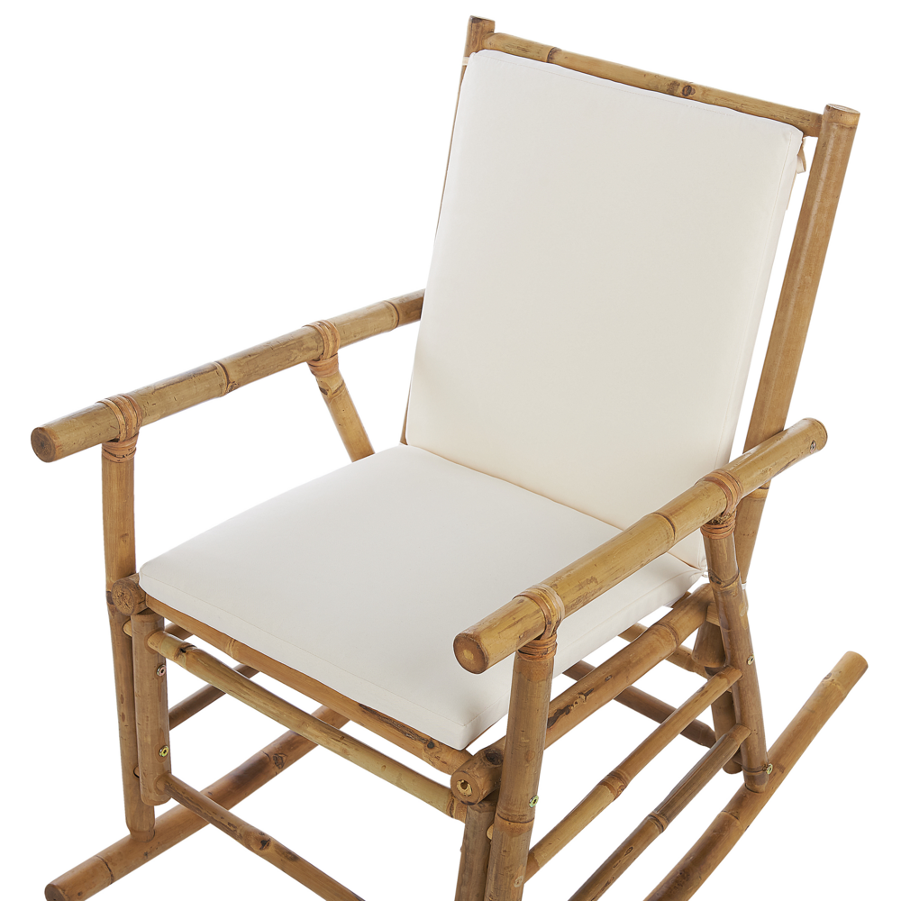 Sedia a dondolo da giardino bambù legno chiaro cuscini bianchi boho