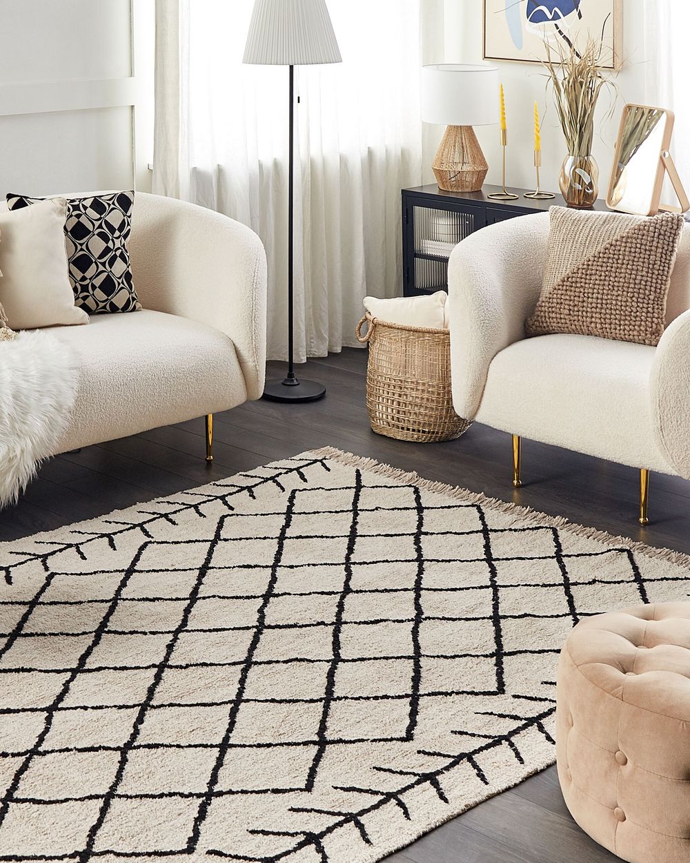 Tappeto in cotone beige e nero con motivo geometrico e nappe 160 x 230 cm camera da letto soggiorno